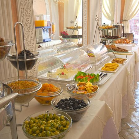 Riad Palais Des Princesses & Spa Marrakesh Esterno foto A buffet at a hotel