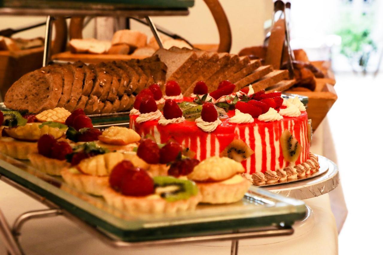 Riad Palais Des Princesses & Spa Marrakesh Esterno foto A dessert buffet