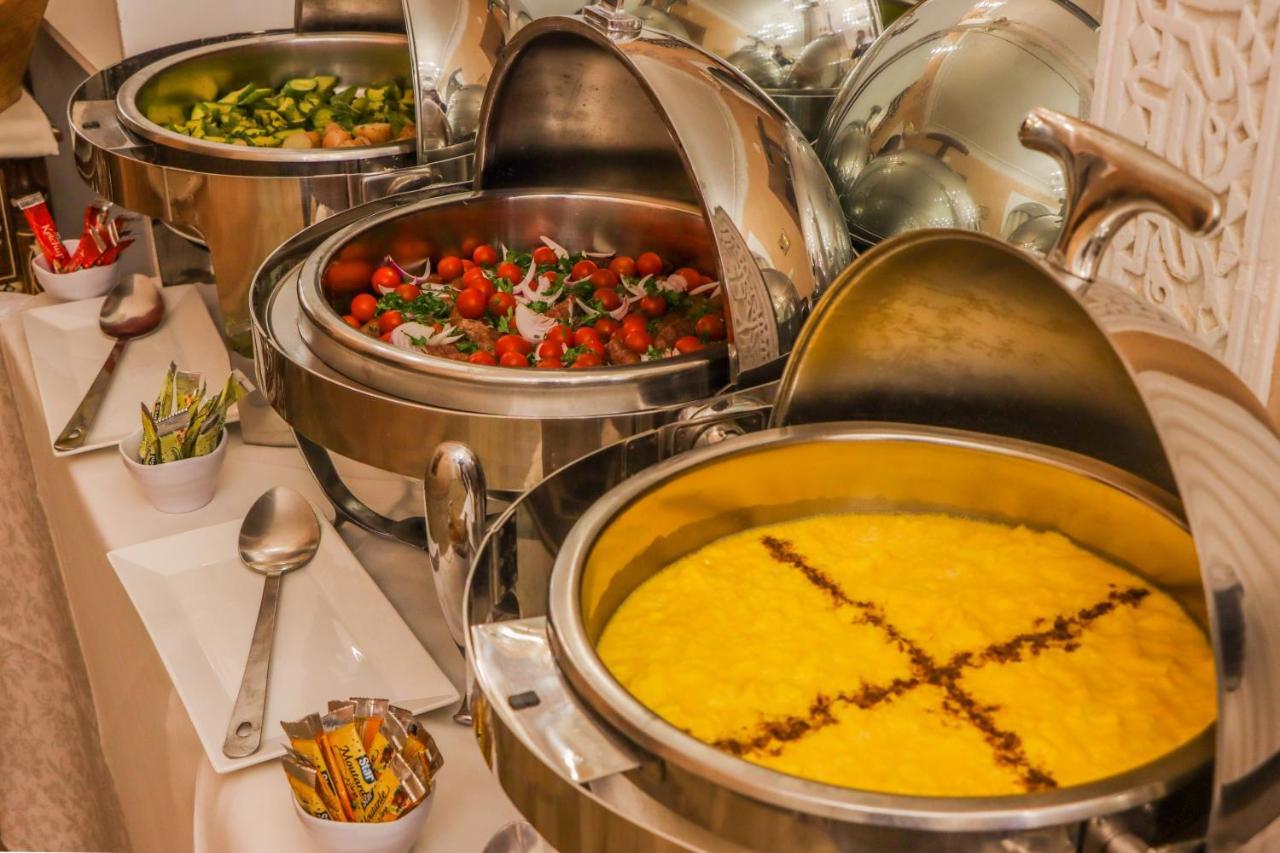 Riad Palais Des Princesses & Spa Marrakesh Esterno foto A chafing dish with food