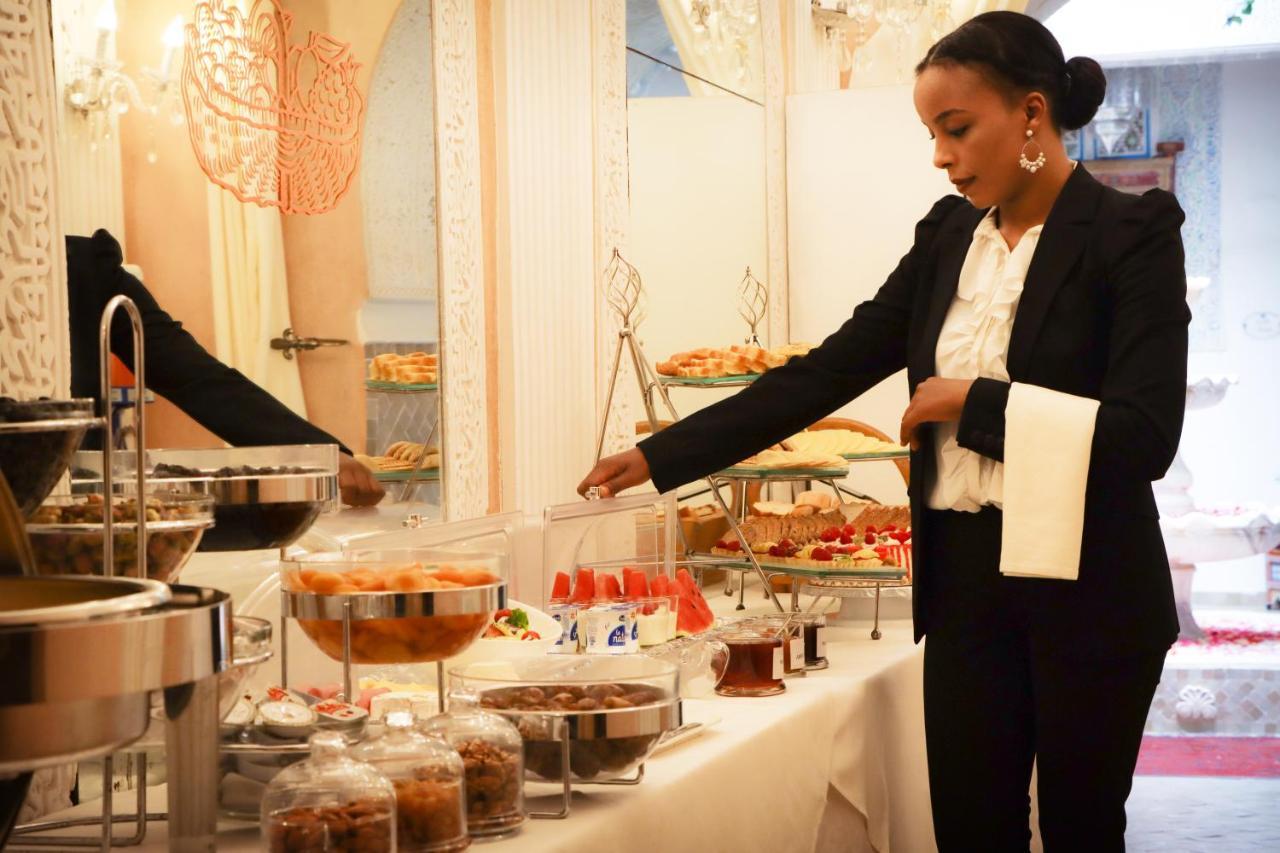 Riad Palais Des Princesses & Spa Marrakesh Esterno foto A catering assistant at work
