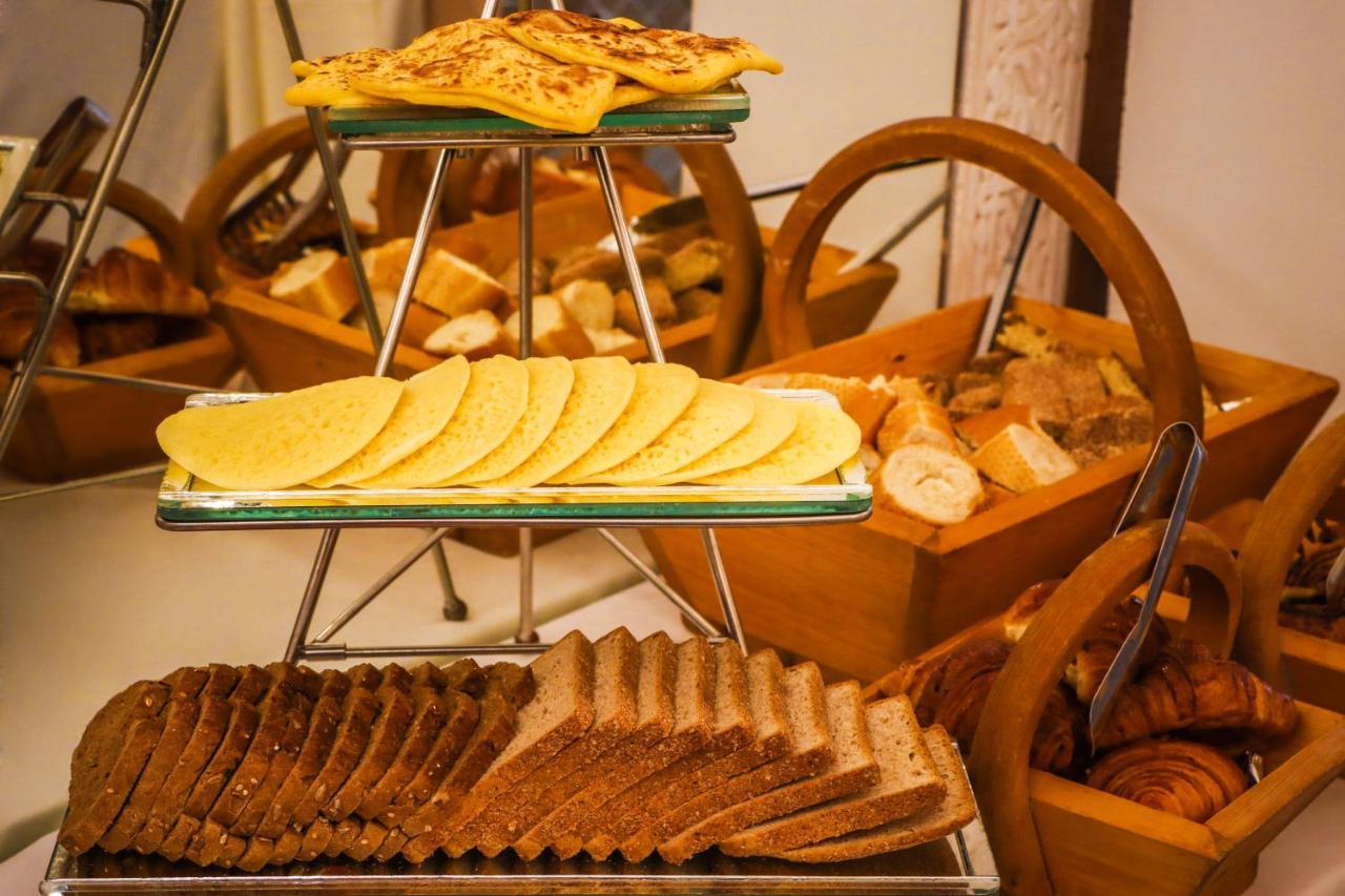 Riad Palais Des Princesses & Spa Marrakesh Esterno foto A selection of bread