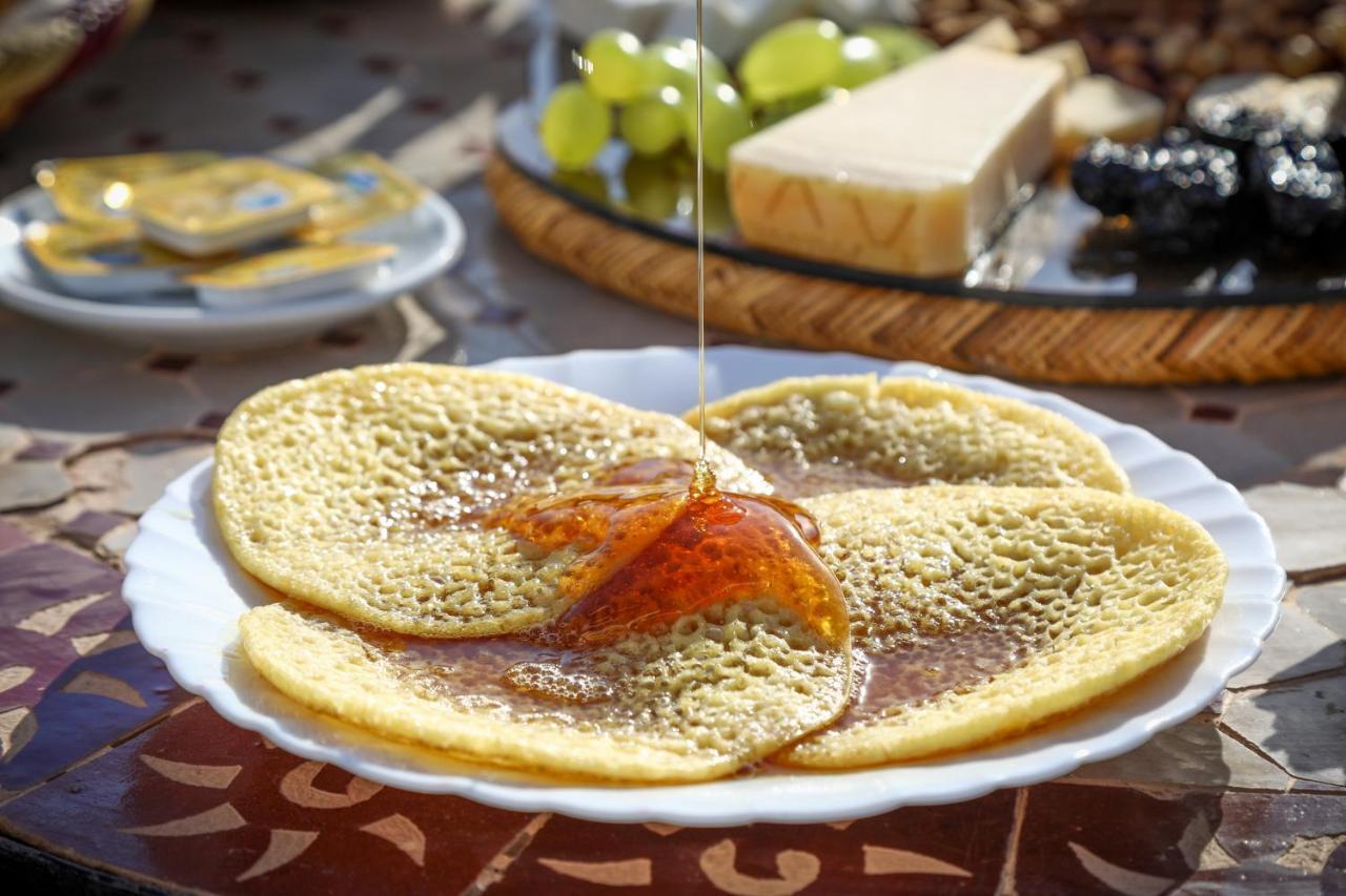 Riad Palais Des Princesses & Spa Marrakesh Esterno foto Crêpes with honey