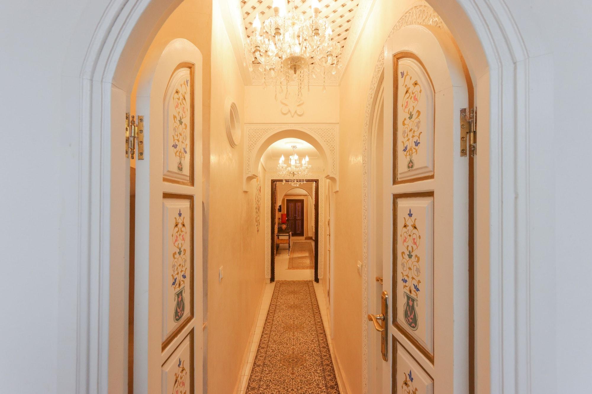 Riad Palais Des Princesses & Spa Marrakesh Esterno foto A corridor at the hotel