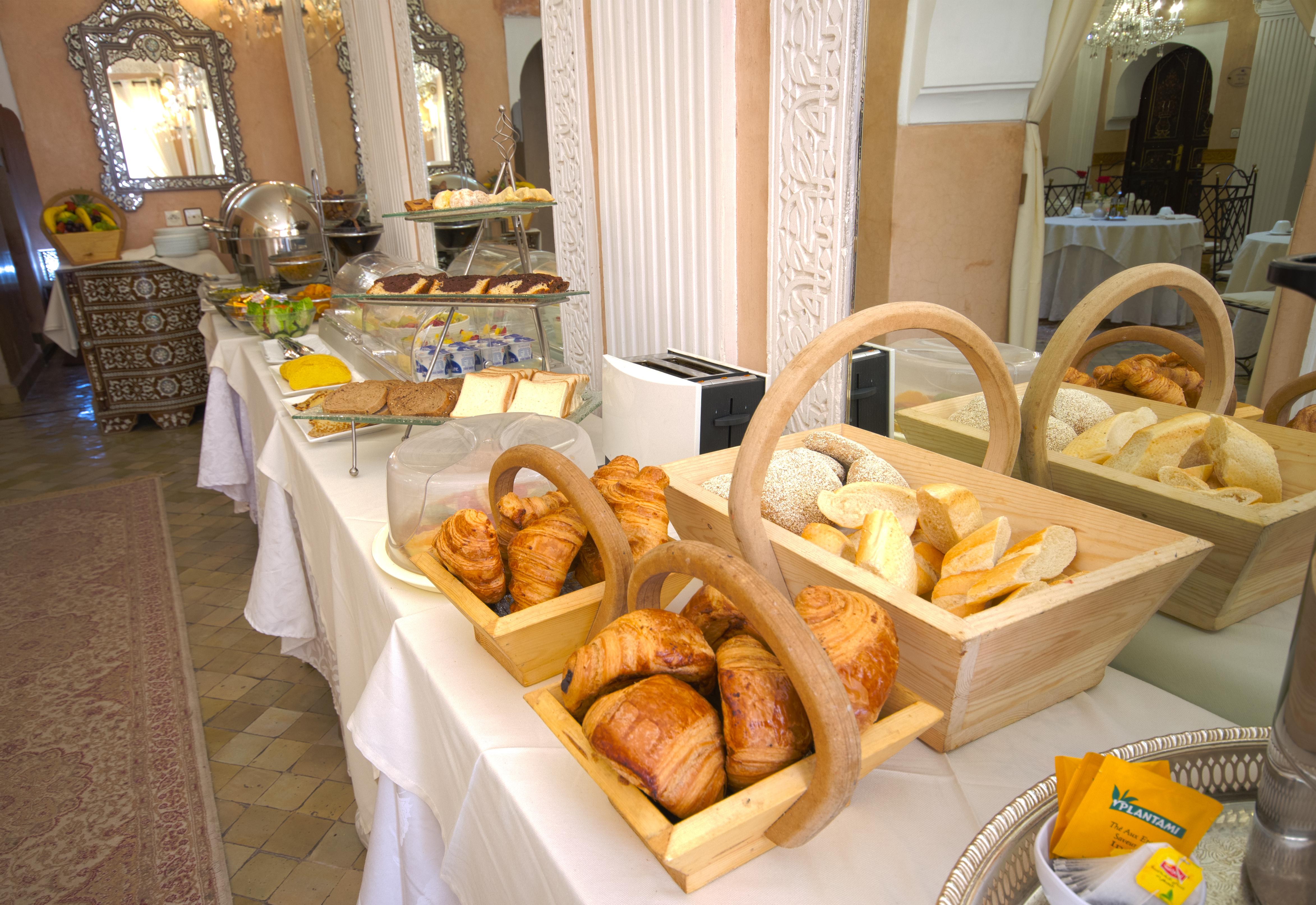 Riad Palais Des Princesses & Spa Marrakesh Esterno foto A buffet at a wedding reception