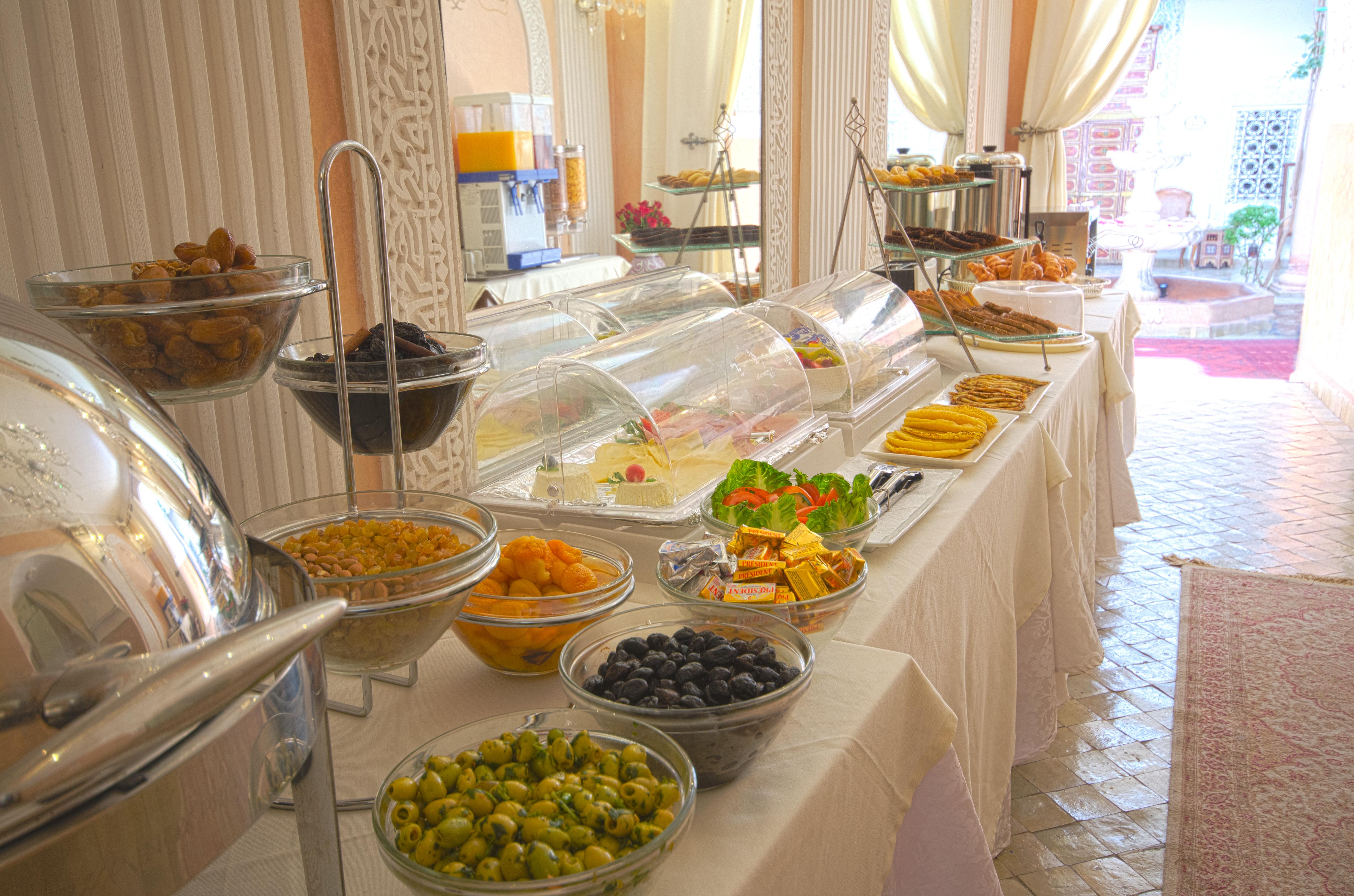 Riad Palais Des Princesses & Spa Marrakesh Esterno foto A buffet at a hotel